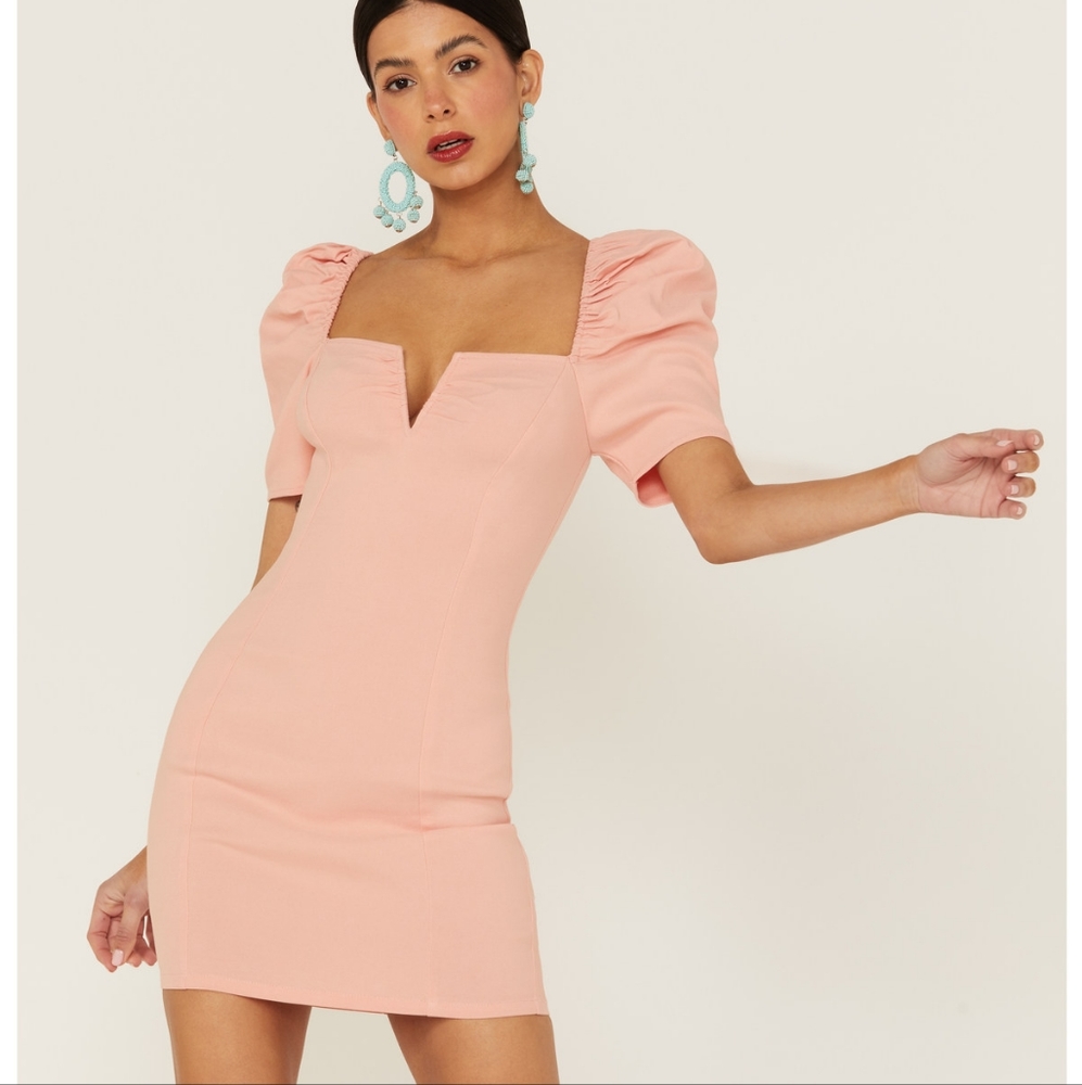 Bodycon dress with puff sleeves